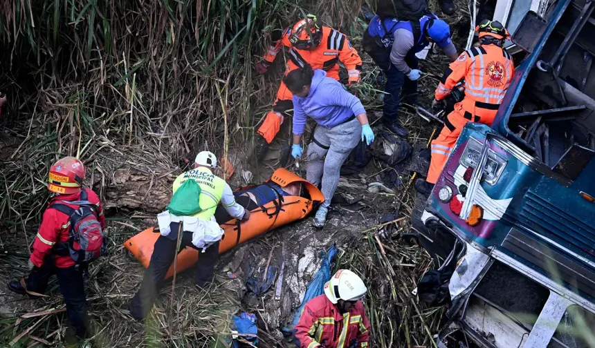 Uçuruma yuvarlanan araçta 16 kişi öldü!