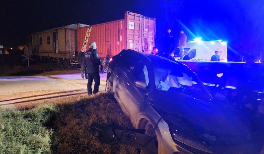 Malatya'da tren otomobile çarptı!