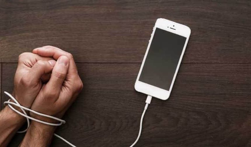 Telefon bağımlılığı sağlığı tehdit ediyor: Uzmanlardan uyarılar!