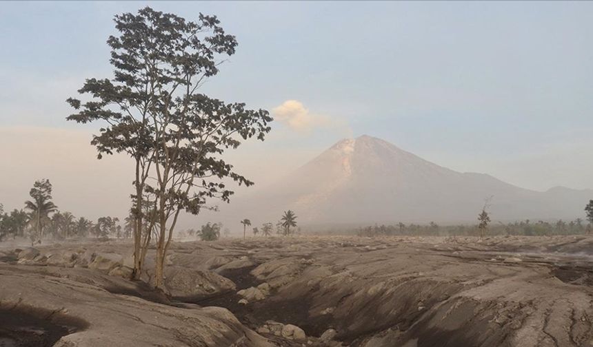 Semeru yanardağı 6 kez patladı!
