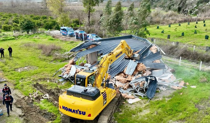 Hobi bahçesi adı altında yapılan imarsız yapılar işte böyle yıkıldı