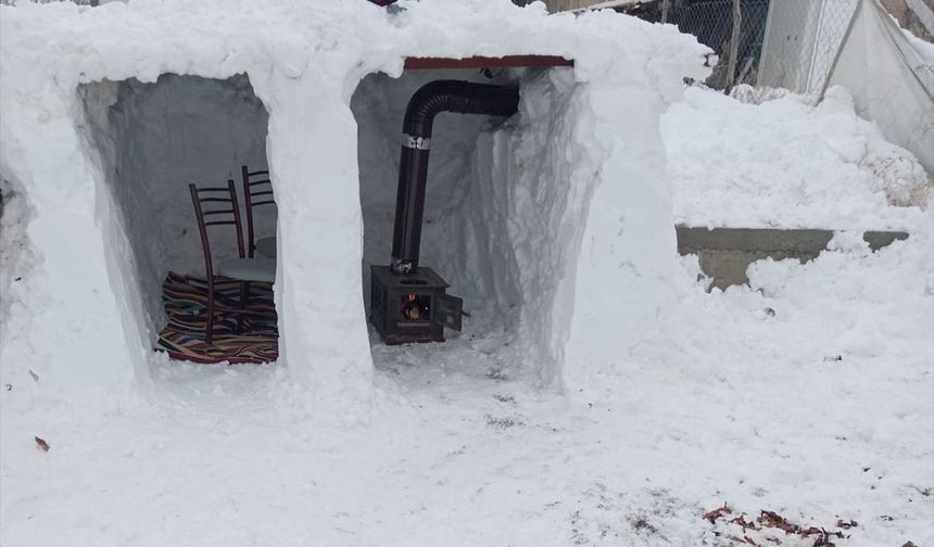 Bir baba, çocukları için kardan ev yaptı