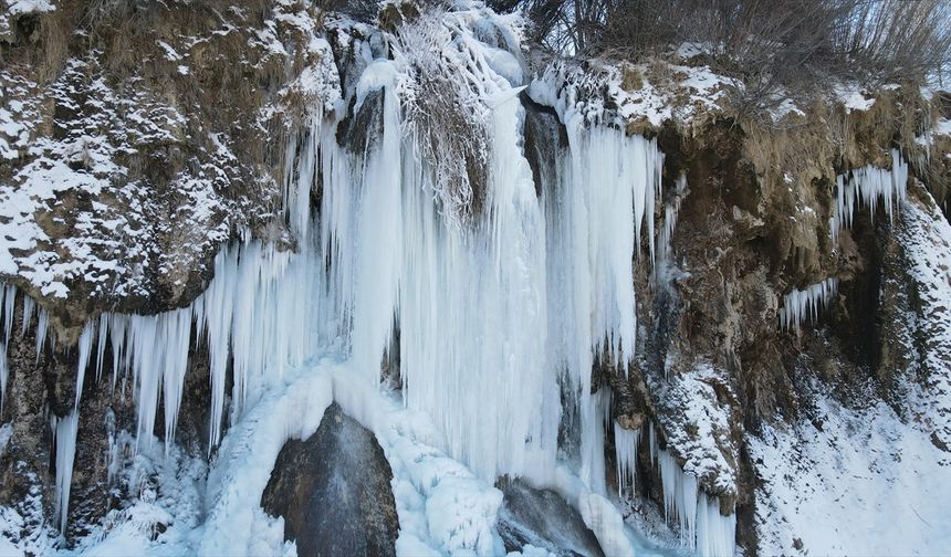 Erzincan'da donan Girlevik Şelalesi, buzdan bir geline dönüştü