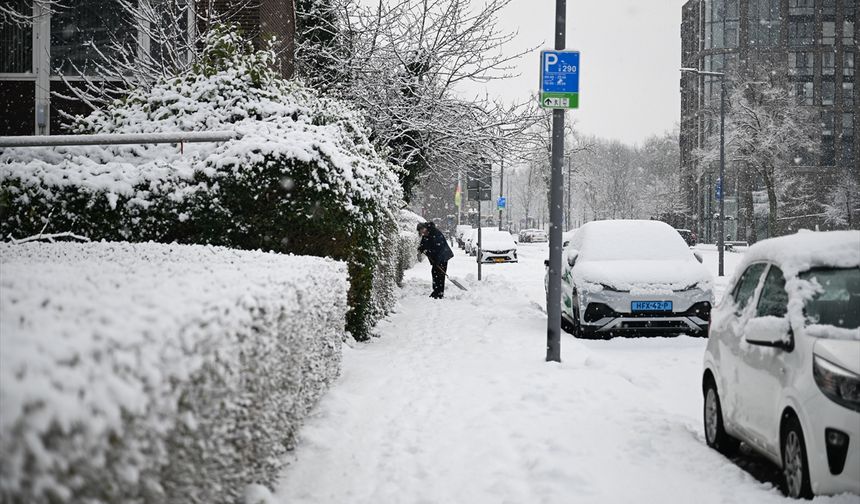 Hollanda fırtınalarla boğuşuyor