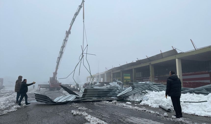Urfa'da yoğun kar nedeniyle 67 iş yerinin çatısı çöktü