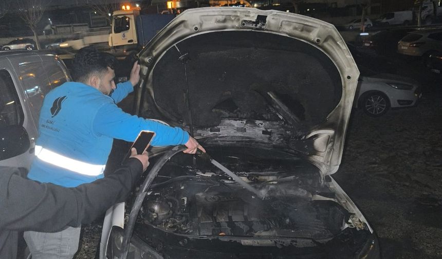 Seyir halindeki otomobil alev aldı!