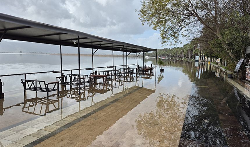 Köyceğiz Gölü Taştı: Yerleşim Yerleri Sular Altında