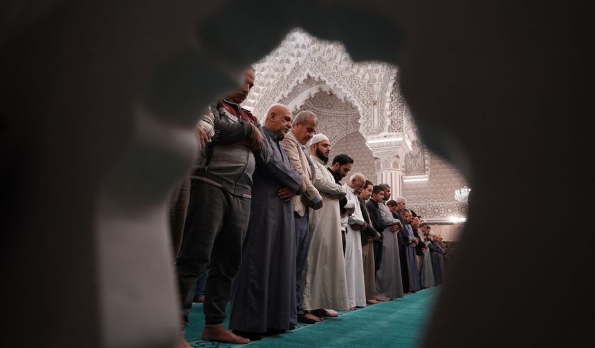 Bağdat'ta camiler de çarşılar da tıklım tıklım