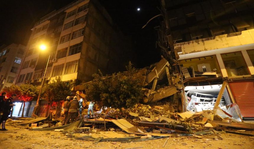 Hatay’da yıkım sırasında korkutan anlar: 6 katlı bina kendiliğinden çöktü