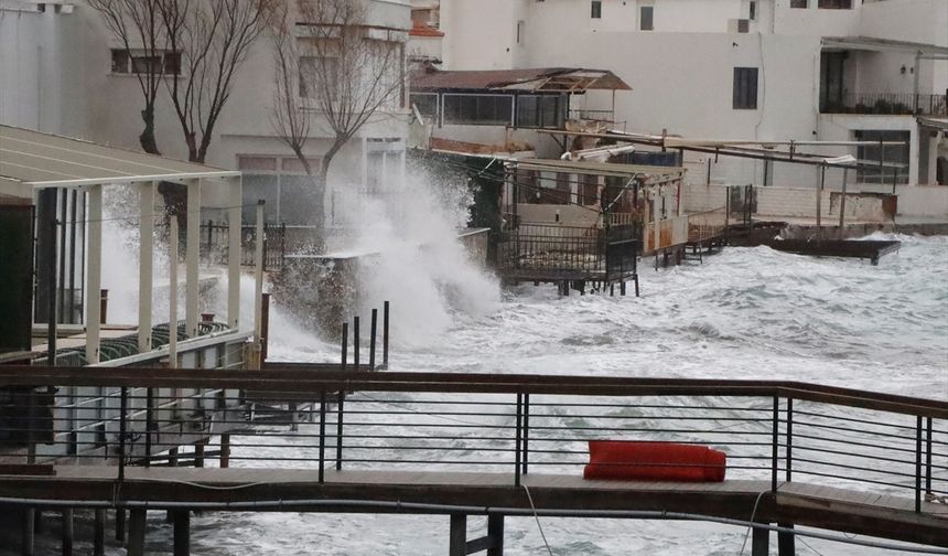Marmaris'te fırtına kıyıları böyle vurdu, feribot seferlerini durdurdu
