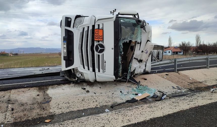 Kayseri'de akaryakıt tankeri devrildi, faciadan dönüldü