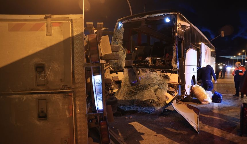 Yolcu otobüsü ile kamyonet çarpıştı: Çok sayıda yaralı var!