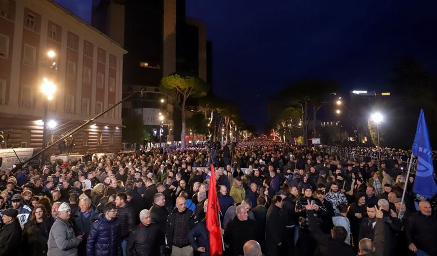 Arnavutluk'ta hükümet karşıtı protestolar yapıldı!