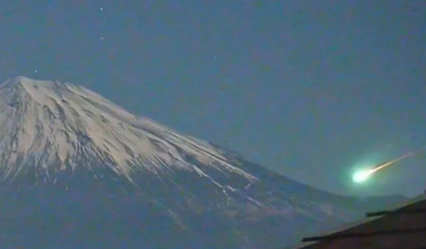 Herkesin bahsettiği dağın semasına ateş küreleri yağmaya başladı