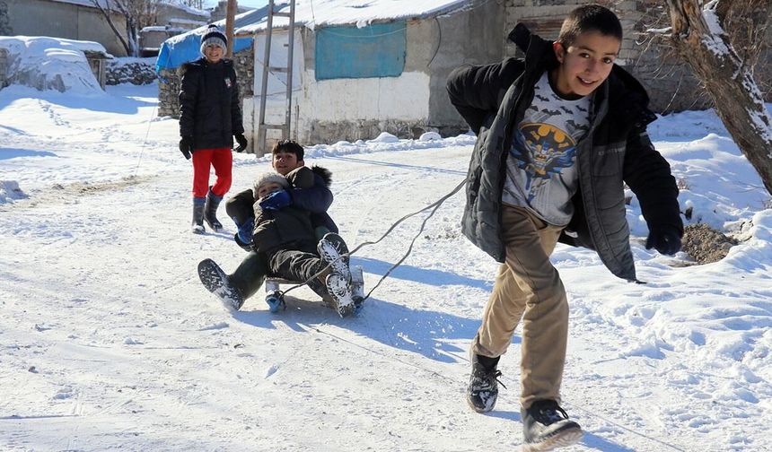 Bazı ilçelerde eğitime kar engeli!