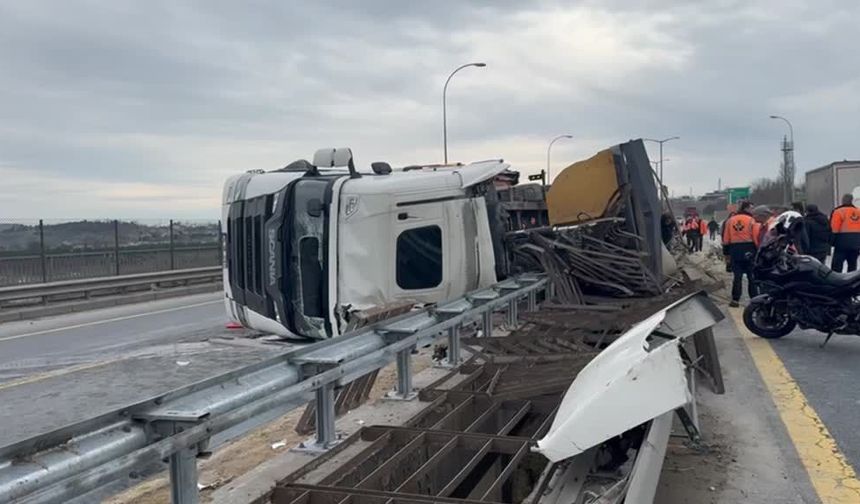 İstanbul'da otomobil hafriyat kamyonuna çarptı, kamyon devrildi