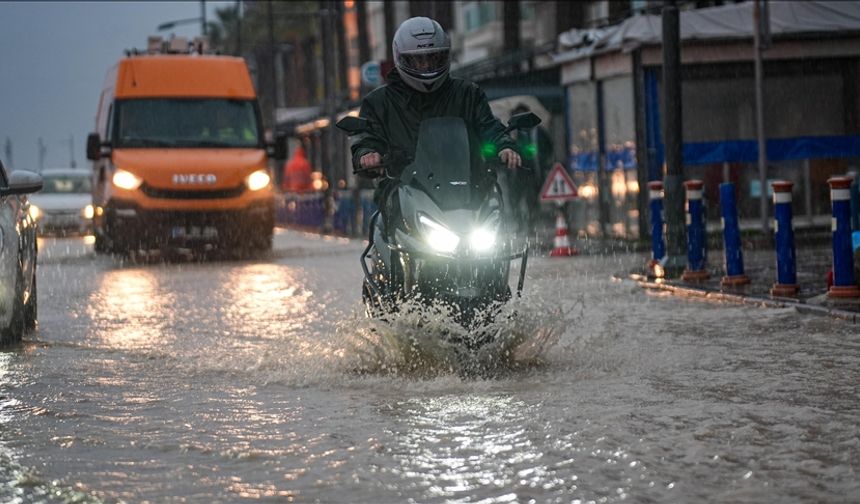 İzmir'de sağanak: Caddeler göle döndü, tarihi çınar devrildi