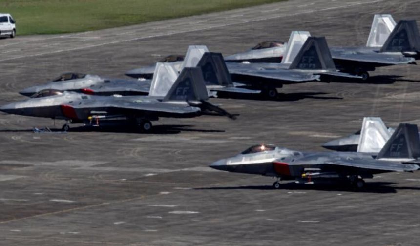 ABD'ye ait F-22'ler işgal üssüne indi!