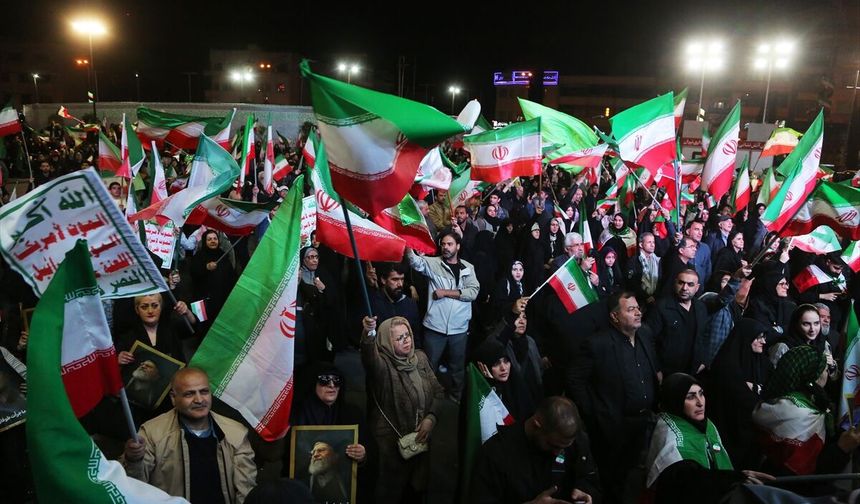 İranlılar, bombardıman altında meydanlara indi