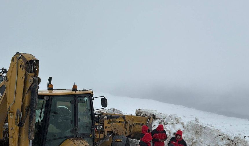 Ağrı Dağı’nda Kaybolan Dağcı İçin Zamanla Yarışılıyor