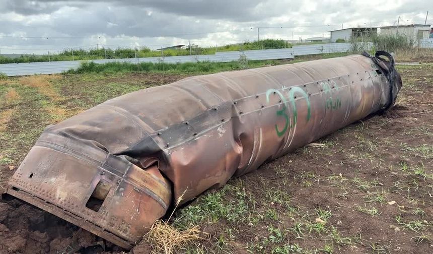 Patlamayan İran füzesi, düştüğü yerde böyle görüntülendi