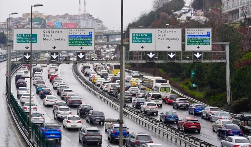 İstanbul'da akşam saatlerinde trafik kilitlendi!