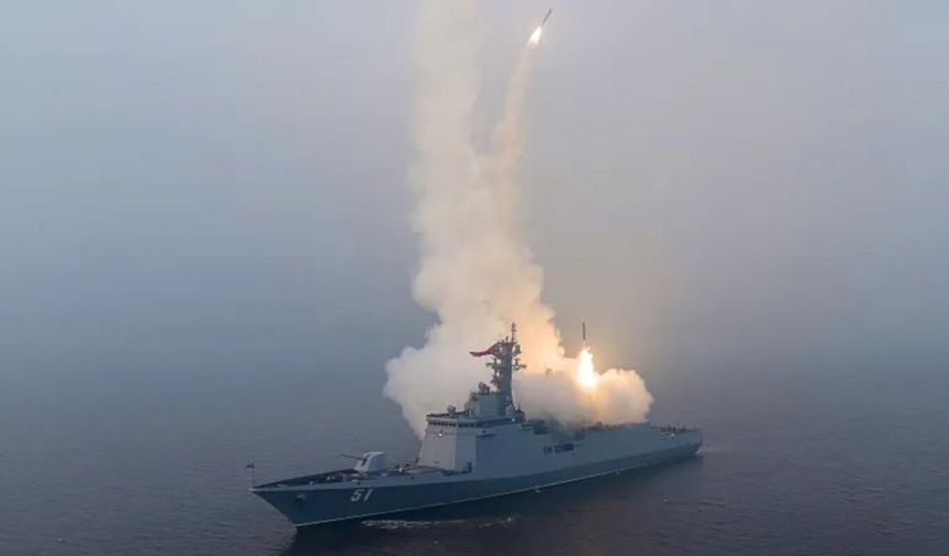 Kuzey Kore’den Yeni Savaş Gemisinde Stratejik Füze Denemesi!