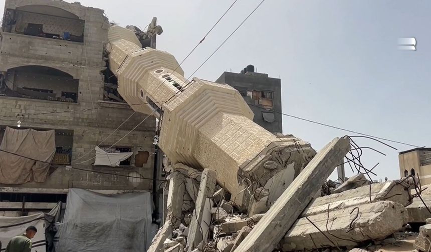 Gazzeliler Cuma namazlarını cami enkazlarının üzerinde de olsa aksatmıyor