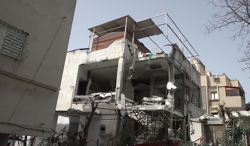 İran füzesinin Tel Aviv'de isabet ettiği alan görüntülendi