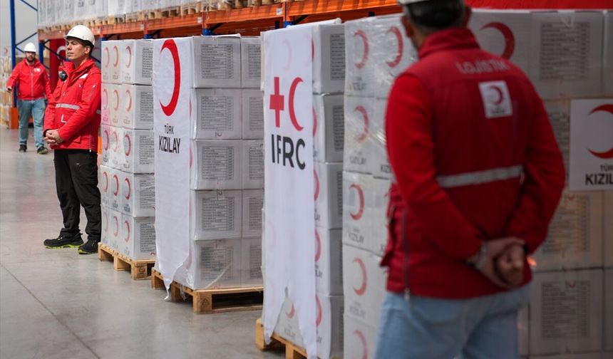 Kızılay'ın İran'a gönderdiği insani yardım tırları yola çıktı