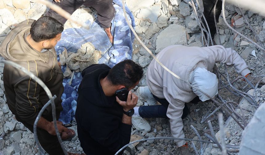 Şehitlerin naaşları enkaz altında kayboluyor