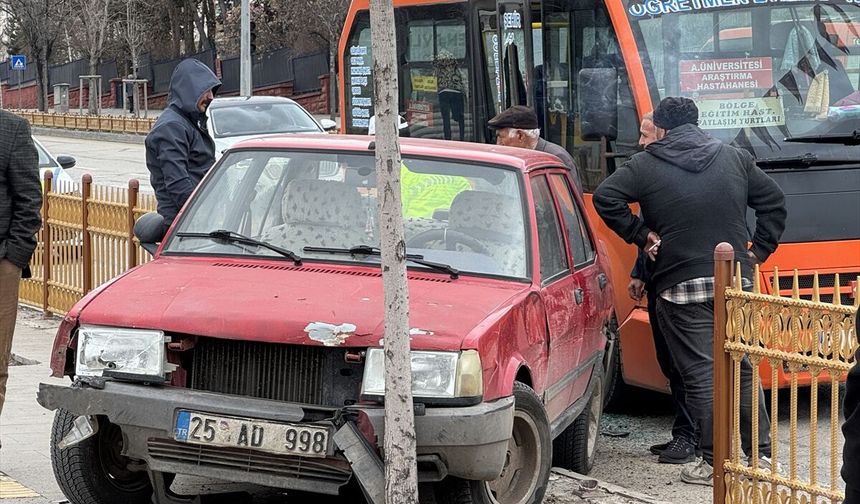 Minibüsten inen yolculara araç çarptı: Yaralılar var!