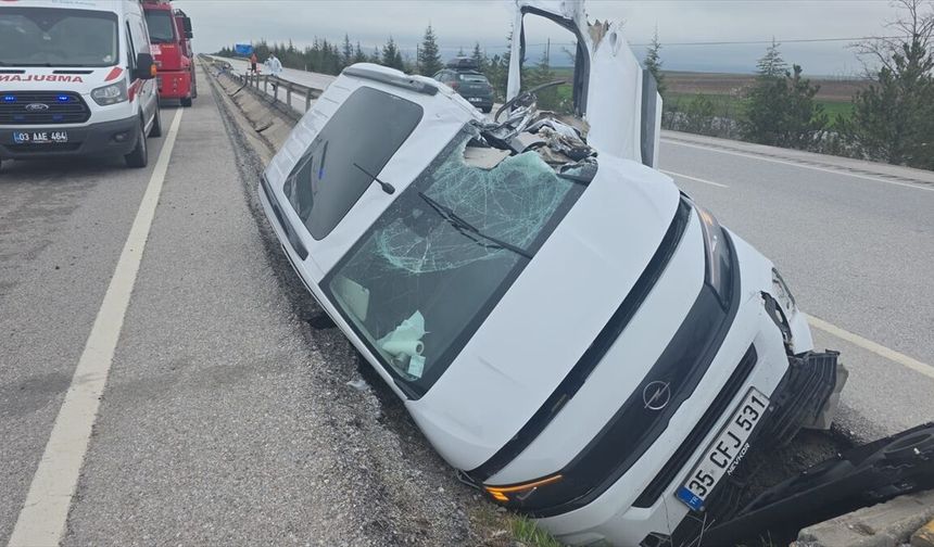 Refüje çarpan araçtaki bir kişi öldü bir kişi yaralandı