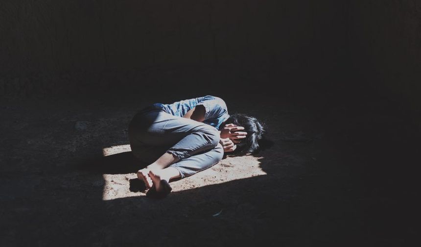 Korkunç olay: 9 yaşındaki çocuk iki yıl boyunca bir minibüste kilitli tutuldu!