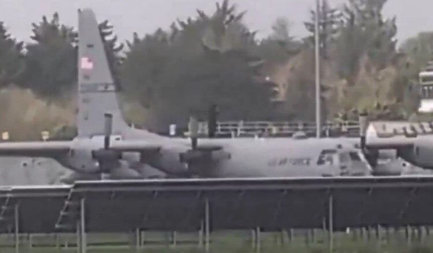 İrlanda'da ABD askeri uçağına baltalı saldırı