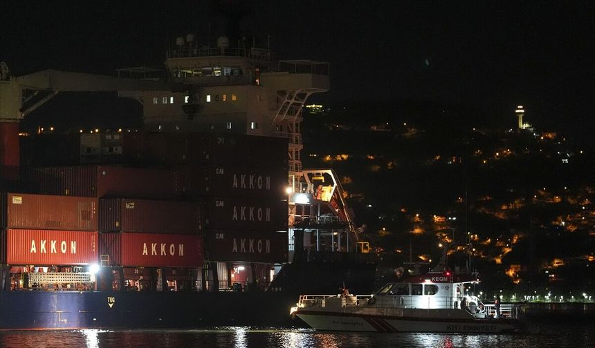 Sarıyer'de konteyner gemisi karaya oturdu!