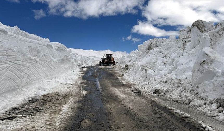 Kardan kapanan kara yolu yaklaşık 4 ay sonra ulaşıma açılıyor!