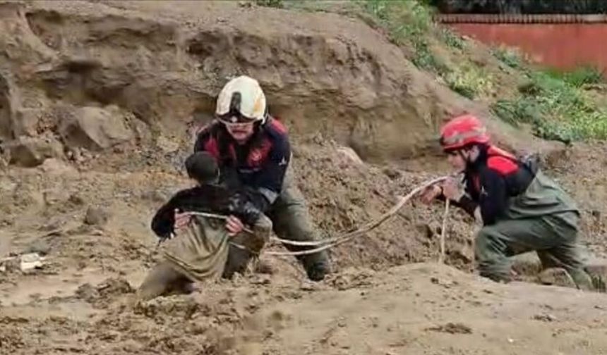 İki çocuk oyun oynarken çamura saplandı!