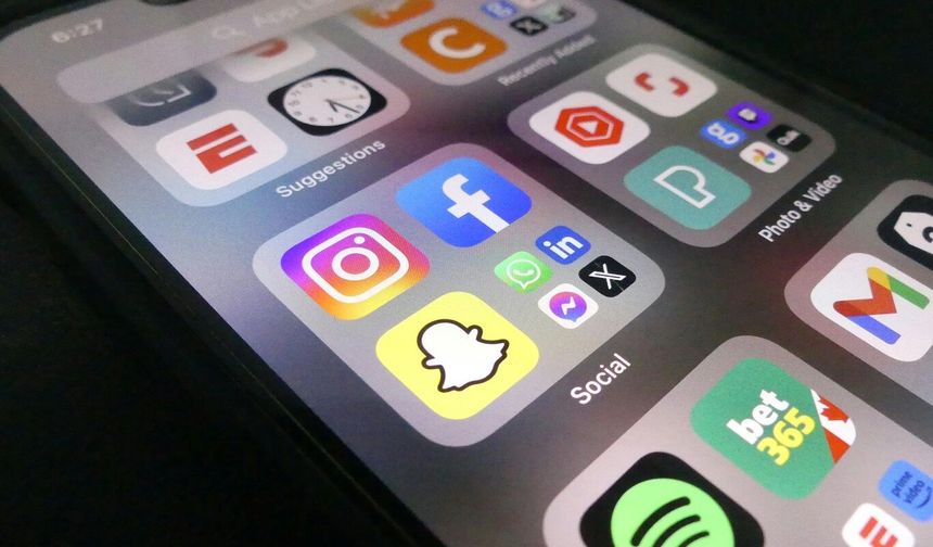 Bir ülke, çevrim içi platformlara yeni çocuk güvenliği kuralları getiriyor