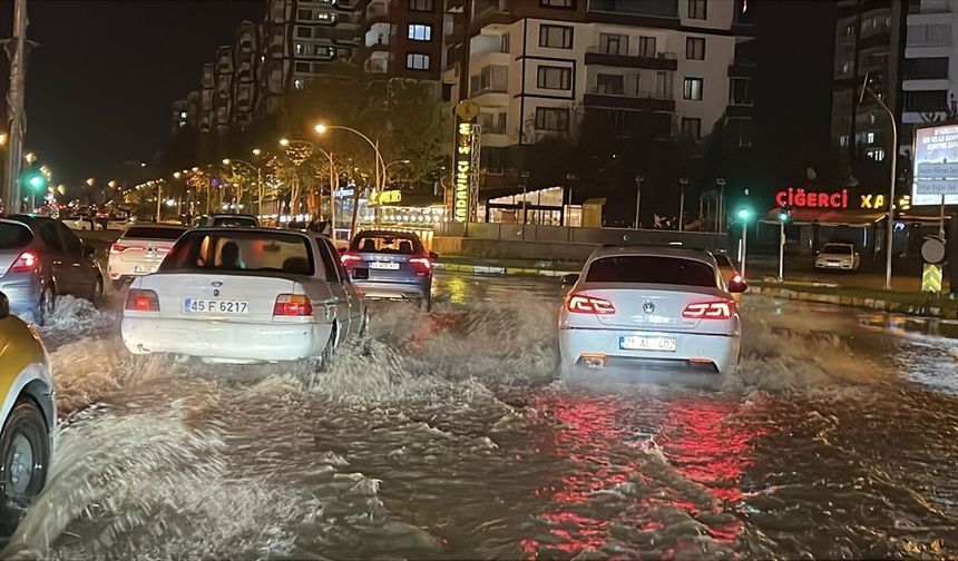 Sağanak Diyarbakır'ı böyle vurdu