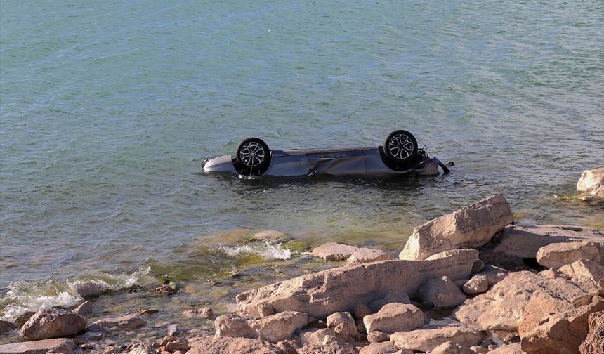 Van Gölü'ne düşen otomobilin sürücüsü yaralandı