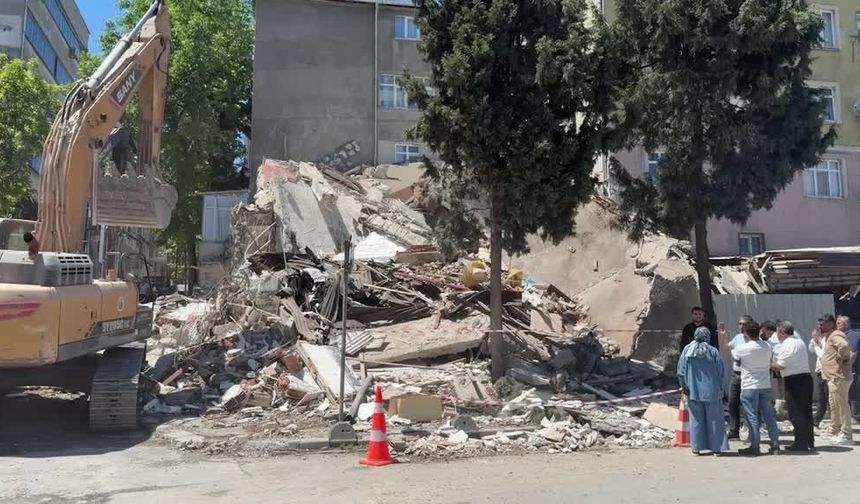 Küçükçekmece'de bir binanın yıkım esnasında çökmesi, kameralara böyle yansıdı