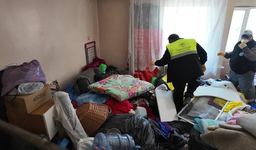 Eskişehir'de bir evden 5 kamyon dolusu çöp çıktı