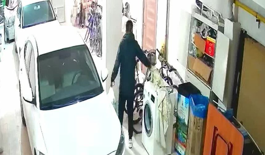 Binadan elektrikli bisiklet çalan hırsız kameraya böyle yakalandı