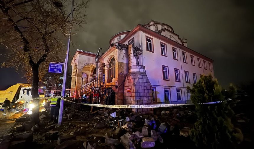Elazığ'da camiye yıldırım düştü, minare yerle bir oldu