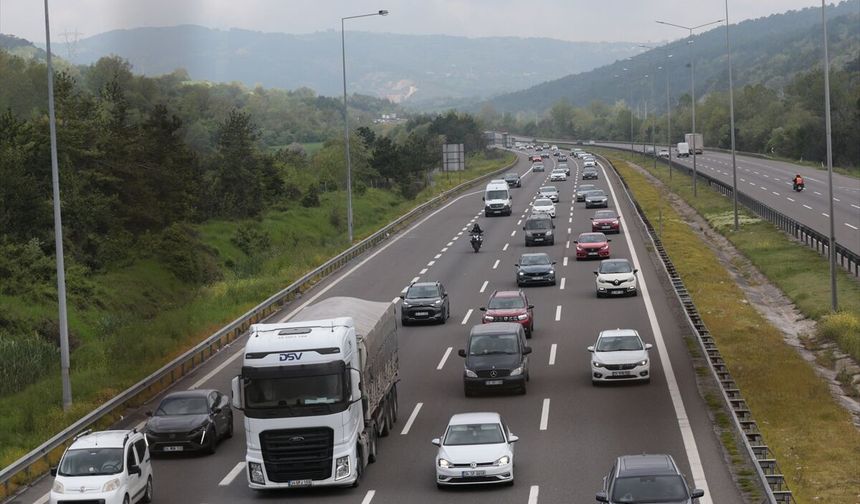 Şehirler arası otoyollarda trafik yoğunluğu yaşanıyor