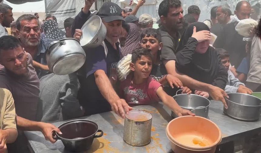 Gazze'de sıcak yemek dağıtımı sırasında yürek burkan  görüntüler oluştu
