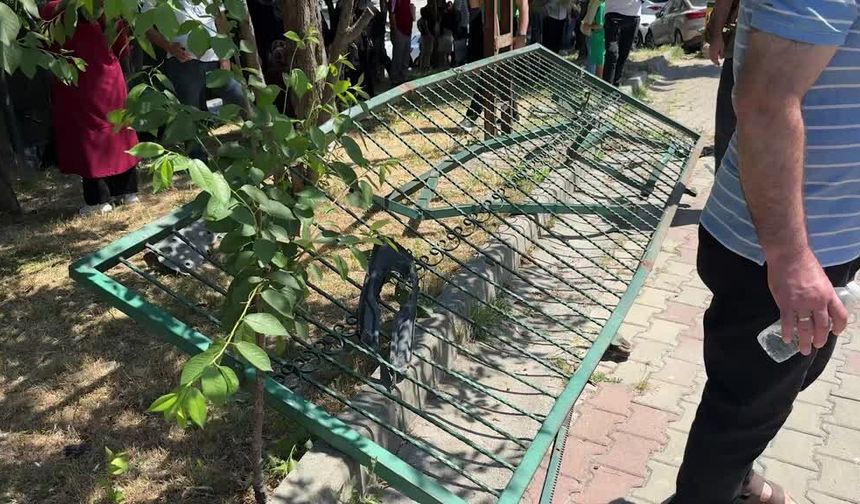 İstanbul'da otomobilin çarparak savurduğu demir kapı 6 kişiyi yaraladı