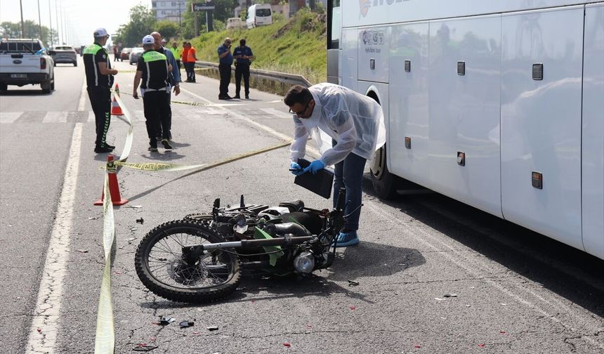 Emniyet şeridindeki otobüse çarpan motosikletin sürücüsü öldü