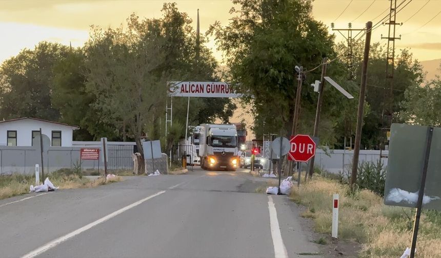 Ermenistan Lübnan'a yardım tırları gönderdi